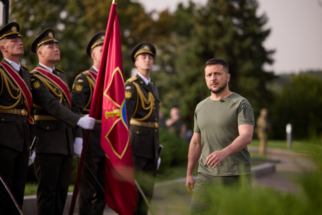 볼로디미르 젤렌스키 우크라이나 대통령(오른쪽)이 23일(현지시간) 수도 키이우에서 '국기의 날'을 맞아 열린 국기 게양식에 참석하고 있다./연합뉴스
