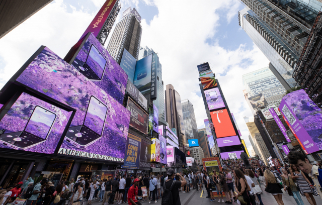 지난 10일 뉴욕 타임스스퀘어에서 '갤럭시Z플립4 X BTS' 콜라보레이션 영상이 상영되고 있다. 사진제공=삼성전자