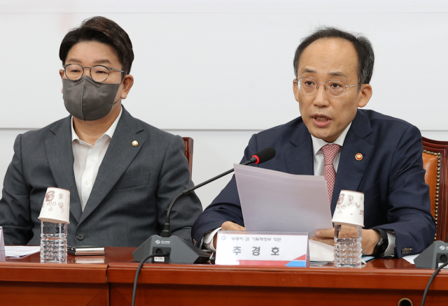 추경호(오른쪽) 부총리 겸 기획재정부 장관이 24일 국회에서 열린 ‘2023년도 예산안 당정협의회’에서 발언하고 있다. / 권욱 기자