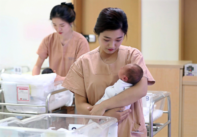 서울의 한 병원에서 간호사들이 신생아를 보살피고 있다. 연합뉴스