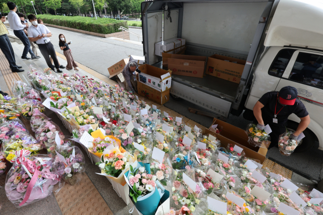 24일 오전 정부과천청사 내 법무부 앞에 한동훈 법무부 장관의 취임 100일 축하 화환이 배달되고 있다. 연합뉴스