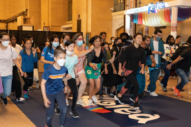 23일(현지시간) 미국 뉴욕시 그랜드센트럴역에서 열린 한국문화관광 페스티벌에 참여해 넷플릭스 드라마 '오징어 게임' 속 게임을 해보는 미국인들. 한국관광공사 뉴욕지사