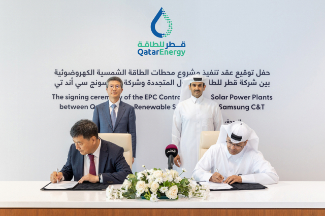 지난 23일(현지시간) 카타르 국영에너지기업인 카타르에너지 본사에서 오세철(왼쪽) 삼성물산 대표와 사드 셰리다 알 카비카타르에너지 대표가 양 사의 담당 임원들이 서명하는 것을 지켜보고 있다./사진 제공=삼성물산