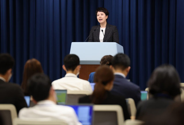 24일 오후 서울 용산 대통령실 청사 브리핑룸에서 김은혜 홍보수석이 한중 수교 30주년 등 현안에 대해 브리핑을 하고 있다. /연합뉴스