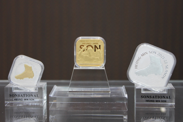 한국조폐공사는 24일 한국조폐공사 오롯디윰관에서 ‘손흥민 선수 골든부트 수상 기념메달’을 공개했다. 사진제공=한국조폐공사