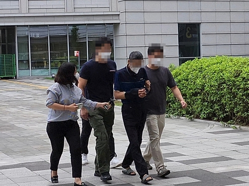 서울 광진구 자양동의 한 주택에서 사위를 흉기로 살해한 혐의를 받고 있는 50대 남성이 24일 구속 전 피의자 심문(영장실질심사)을 받기 위해 법원에 들어가고 있다. 연합뉴스