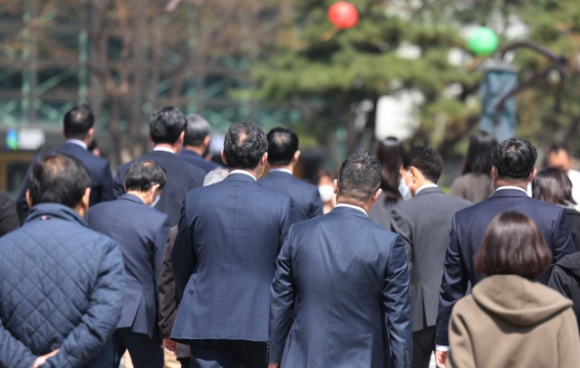 지난 4월 4일 점심시간 무렵 서울 종각역 인근에서 직장인들이 걸어가고 있다. 연합뉴스