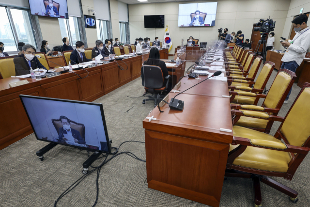 국회 과학기술정보방송통신위원회 전체회의가 24일 서울 여의도 국회에서 국민의힘 의원들이 불참한 가운데 열리고 있다. 권욱 기자