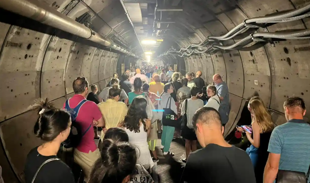 영국과 프랑스를 잇는 해저터널인 유로터널 안에서 열차가 고장나 수백명의 승객이 5시간 넘게 터널에 갇히는 일이 발생했다. 가디언캡처