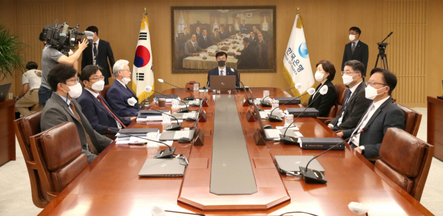 이창용 한국은행 총재가 25일 오전 서울 중구 한국은행에서 열린 금융통화위원회 본회의에서 회의를 주재하고 있다. 사진제공=한은