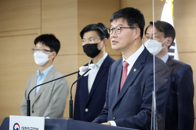 이기일 보건복지부 제2 차관이 지난달 27일 정부서울청사 브리핑실에서 정부 합동으로 바이오헬스 산업 활성화 방안을 발표하고 있다. 연합뉴스