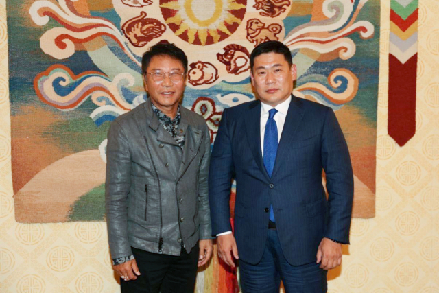 이수만(왼쪽) 에스엠(SM)엔터테인먼트 총괄 프로듀서와 오윤 에르덴 몽골 총리가 22일 몽골 문화 사업의 발전을 위해 환담한 후 기념촬영을 하고 있다. 사진 제공=SM