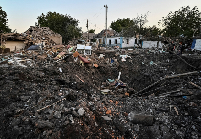 24일(현지시간) 우크라이나 채플린의 주거지역이 러시아군의 공격으로 폐허가 돼 있다. 로이터연합뉴스