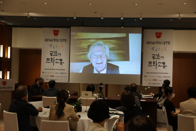 프랑스의 석학 기 소르망이 25일 서울 용산구 그랜드하얏트서울에서 열린 제13회 문화소통포럼에서 화상을 통해 발언하고 있다. 사진 제공=한국이미지커뮤니케이션연구원