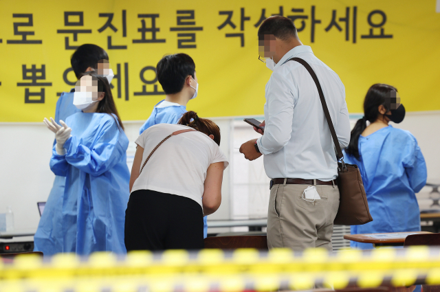 25일 오전 서울 강남구보건소에 마련된 코로나19 임시선별진료소를 찾은 시민들이 검사를 기다리고 있다. /연합뉴스