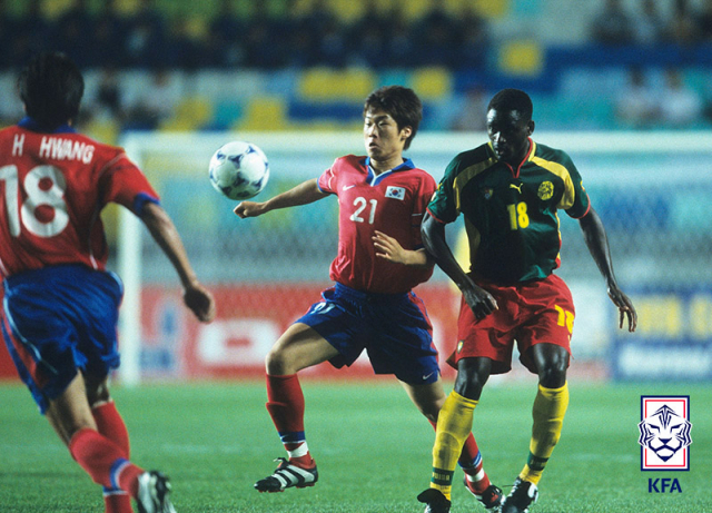 2001년 카메룬과 친선 경기에 출전한 박지성(가운데). 사진 제공=대한축구협회