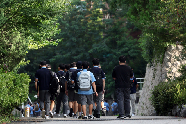 학생들이 16일 오전 서울 종로구 경복고등학교에서 2학기 개학을 맞아 등교하고 있다. 연합뉴스