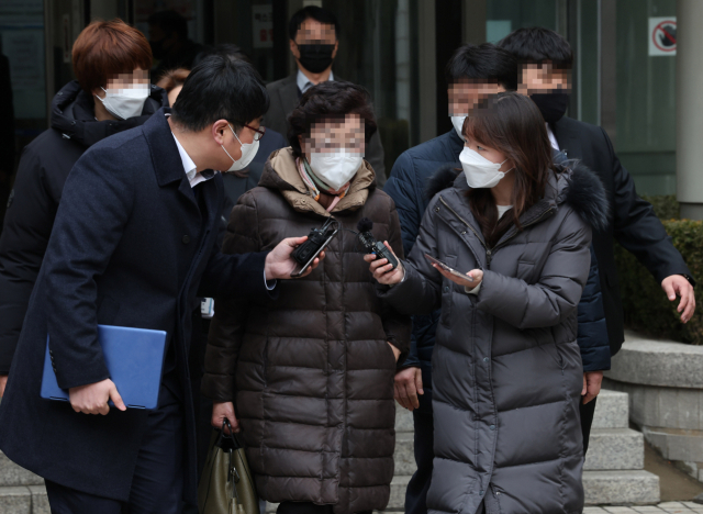 최은순 씨가 지난 1월 25일 서울 서초구 서울고법에서 열린 항소심 선고 공판에서 무죄를 선고받고 밖으로 나서고 있다. 연합뉴스