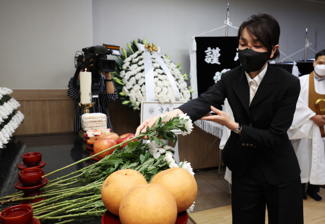 김건희 여사가 25일 오후 경기도 수원시 권선구 수원중앙병원 장례식장에 마련된 암·희귀병 투병과 생활고에도 불구하고 복지서비스의 도움을 받지 못하고 세상을 떠난 '수원 세 모녀' 빈소를 찾아 조문하고 있다. /연합뉴스