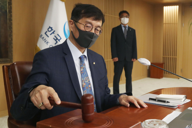 이창용 한국은행 총재가 25일 서울 중구 한국은행에서 열린 금융통화위원회 본회의에서 의사봉을 두드리고 있다. 사진공동취재단