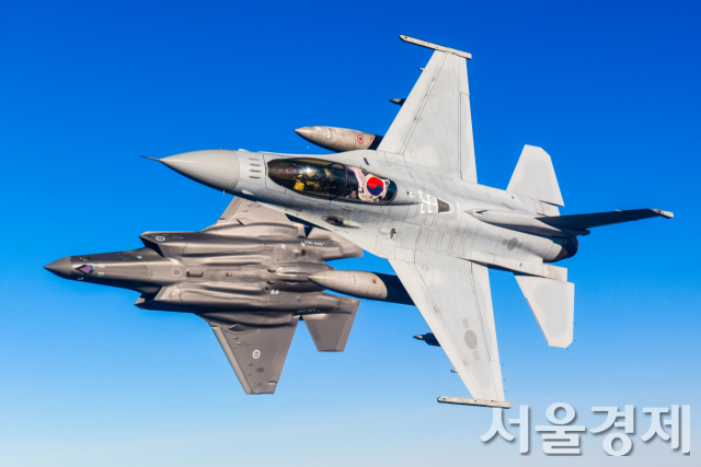 우리 공군의 KF-16(앞)과 호주 F-35A(뒤)이 지난 24일(현지시간) 호주 상공에서 함께 편대비행을 하고 있다. 이날 한-호주 공군은 양국 공군의 연합작전 수행능력 향상과 군사협력 증진을 위한 우정비행을 실시했다. 특히 우리측 KF-16 4대가 호주 공중급유기와 함게 연합공중훈련을 실시해 상호운용성을 확인했다. 자료제공=공군