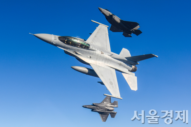 우리 공군의 KF-16(가운데)과 호주 F-35A(위쪽 및 아랫쪽)이 지난 24일(현지시간) 호주 상공에서 함께 편대비행을 하고 있다. 이 자료제공=공군