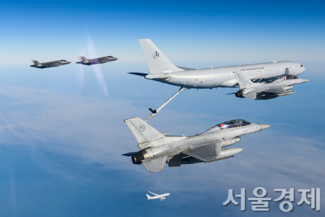 우리 공군 KF-16 전투기 및 다목적 공중급유수송기(KC-330)가 지난 24일(현지시간) 호주 상공에서 호주 공군 F-35A 2대 공중급유기 KC-30A 1대(가운데)와 연합공중급유훈련을 실시하고 있다. KF-16(맨 앞 오른쪽 2대) 아래로 아래로 한국 KC-330(맨 아래)과 호주 F-35A(가장 왼쪽) 2대가 비행 중이다 . 사진제공=공군