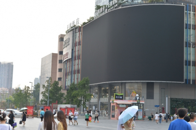 중국 정부가 폭염에 따른 전력 제한 조치를 시행 중인 가운데 17일(현지 시간) 쓰촨성 청두에 설치된 옥외 스크린의 작동이 멈춰있다. 연합뉴스