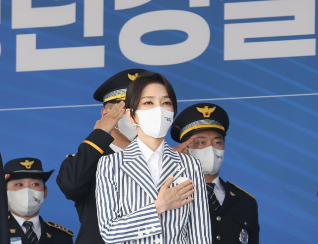 김건희 여사가 지난 19일 충북 충주시 중앙경찰학교에서 열린 310기 졸업식에서 국기에 경례를 하고 있다. 연합뉴스
