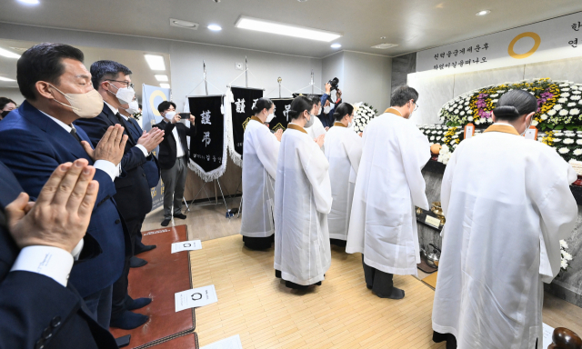 이재준(왼쪽 첫번째) 시장이 세 모녀 빈소를 찾아 조문하고 있다.