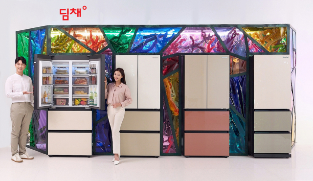위니아 모델이 2023년형 김치냉장고 딤채 신제품을 소개하고 있다. 사진제공=위니아