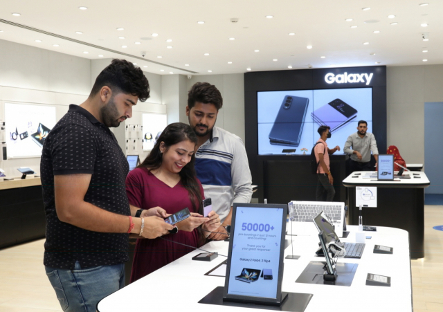 인도 구르가온(Gurgaon) 앰비언스 몰(Ambience Mall)에 위치한 삼성 모바일 스토어에서 소비자들이 갤럭시 Z 플립4·Z 폴드4를 체험하고 있다. 사진 제공=삼성전자