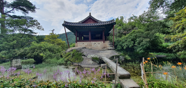 보물로 지정 예고된 '봉화 청암정' 전경. 1526년에 지어져 사대부의 개인 거처를 넘어 역사적 의미를 간직한 공간이 됐다. /사진제공=문화재청