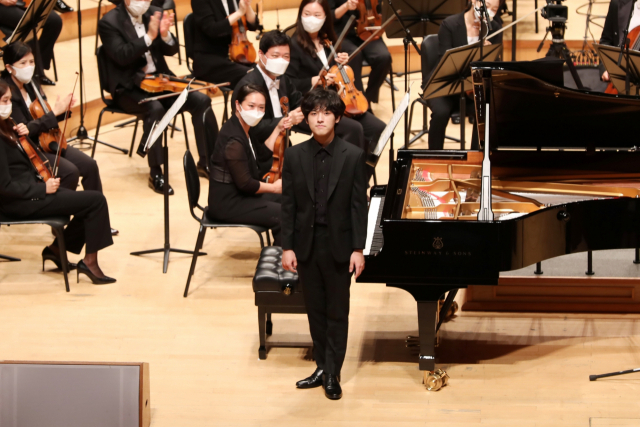 피아니스트 임윤찬이 23일 서울 롯데콘서트홀에서 열린 교보 노블리에 콘서트에서 관객들에게 인사하고 있다. 사진 제공=교보생명