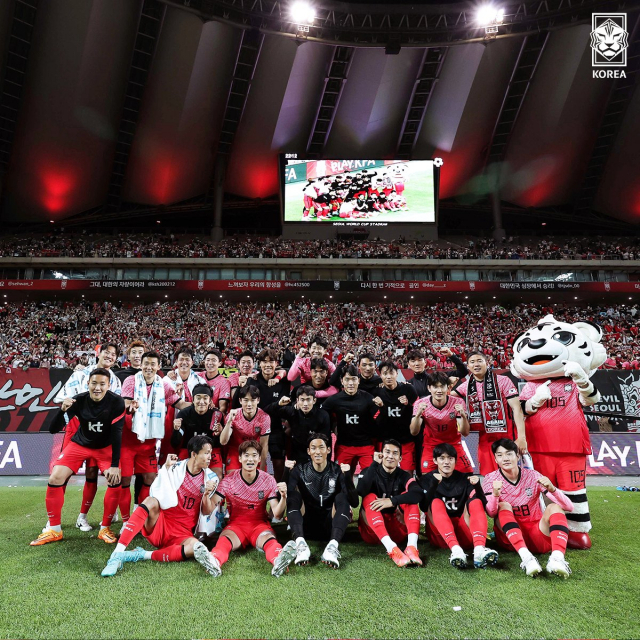 O time de futebol posa para uma foto comemorativa após vencer o Egito por 4 a 1 em jogo de avaliação em junho.  Twitter da Associação de Futebol da Coreia