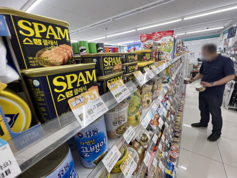 한 소비자가 가공식품 코너에서 제품을 구매하고 있다. 연합뉴스