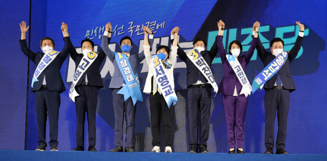 27일 오후 경기도 고양시 킨텍스에서 열린 더불어민주당 당 대표 및 최고위원 후보자 서울 합동연설회에서 최고위원후보들이 손을 들어 인사하고 있다. 왼쪽부터 정청래 고영인 장경태 서영교 박찬대 고민정 송갑석 후보. / 연합뉴스