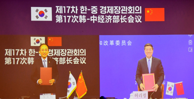 추경호(왼쪽) 부총리 겸 기획재정부 장관과 허리펑 중국 국가발전개혁위원회 주임이 27일 한중경제장관회의에서 MOU에 서명하고 있다.
