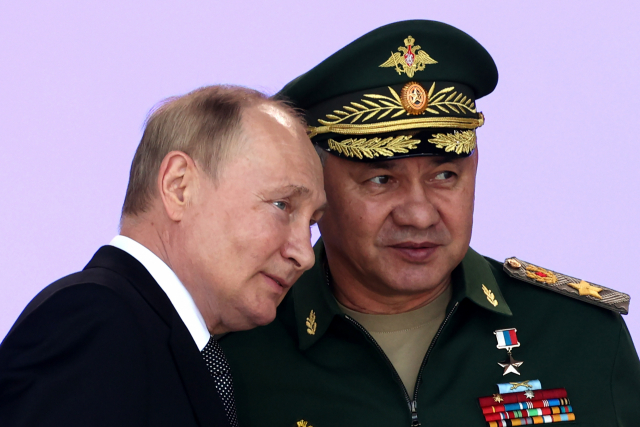 블라디미르 푸틴(왼쪽) 러시아 대통령이 지난 15일(현지 시간) 모스크바에서 열린 국제군사기술포럼에서 세르게이 쇼이구 국방장관과 이야기를 하고 있다. 타스연합뉴스