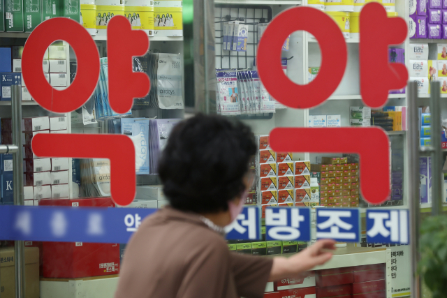 코로나19 유행이 지속하면서 주요 감기약 매출이 상승세를 이어가고 있는 가운데 한 시민이 서울시내 한 약국을 방문하고 있다. 연합뉴스