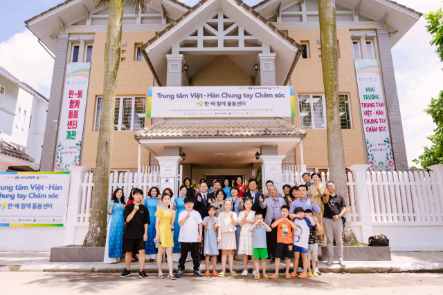 26일 베트남 하이퐁시에서 진행된 ‘한-베 함께돌봄센터 2호’ 개관식에서 관계자와 다문화가정 부모 및 자녀들이 기념 촬영을 하고 있다. 사진 제공=현대차