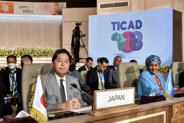 하야시 요시마사(왼쪽) 일본 외무상이 27일(현지시간) 아프리카 튀니지 수도 튀니스에서 개막한 아프리카개발회의(TICAD) 개막식에 참석한 모습. EPA연합뉴스