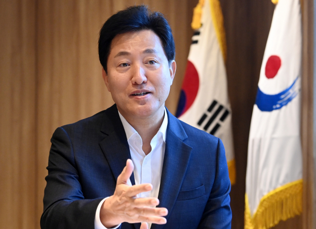 오세훈 서울시장이 26일 서울시청 집무실에서 서울경제와 만나 주요 현안에 대해 설명하고 있다. 성형주 기자