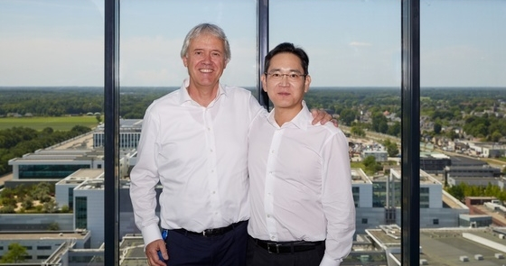 이재용(오른쪽) 삼성전자 부회장이 6월 네덜란드 ASML 본사를 찾아 페터르 베닝크 CEO와 회동한 뒤 포즈를 취하고 있다. 사진 제공=삼성전자