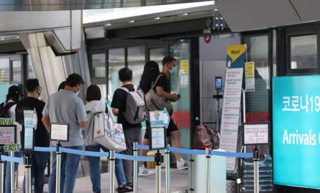 해외입국자 붐비는 공항 코로나 검사센터. 연합뉴스