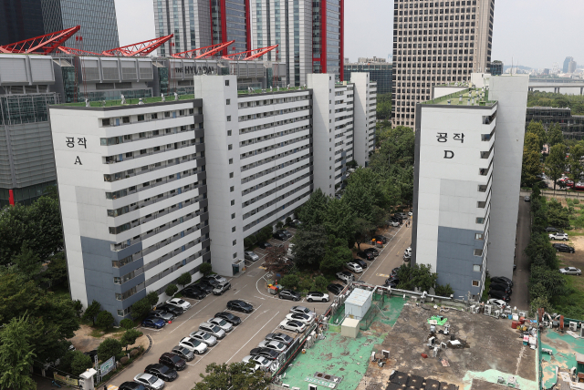 18일 도시 및 환경정비법에 따라 진행되는 재건축 정비사업 가운데 정비구역에 지정된 서울 여의도 공작아파트. 연합뉴스