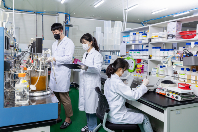 락토메이슨 연구원들이 서울 서초동의 R&D센터에서 균주를 연구하고 있다. 사진 제공=락토메이슨