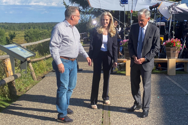Federal Reserve Chair Jerome Powell walks with Fed Vice Chair Lael Brainard and New York Fed President John Williams during a break at the annual Kansas City Fed Economic Policy Symposium in Jackson Hole, Wyoming, U.S., August 26, 2022. REUTERS/Ann Saphir