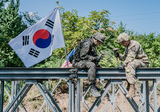 26일 경북 경산시 일대에서 열린 '을지 자유의 방패'(UFS·을지프리덤실드) 한미연합연습에서 육군 제2작전사령부 예하 1117공병단 장병과 한미연합사단 예하 미군 11공병대대 장병들이 함께 교량 구축훈련을 하고 있다. 연합뉴스