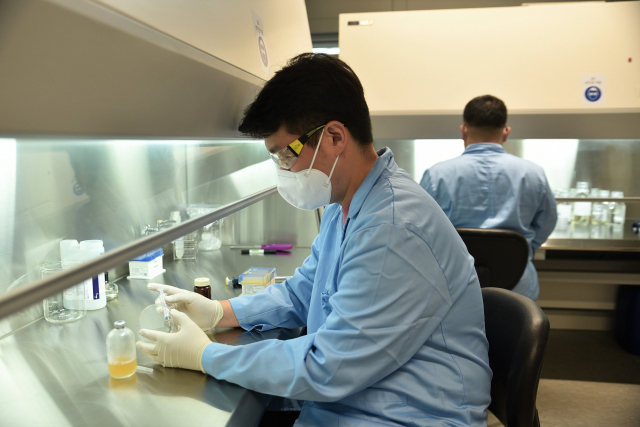 코오롱인더스트리 연구원이 ‘프리저베일’의 주원료인 루테린 배양액을 살펴보고 있다. 사진제공=코오롱인더스트리
